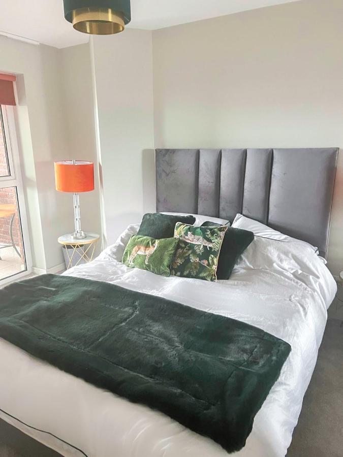 Modern Luxurious Apartment W/ Patio Balcony & View Jordanstown Exteriör bild