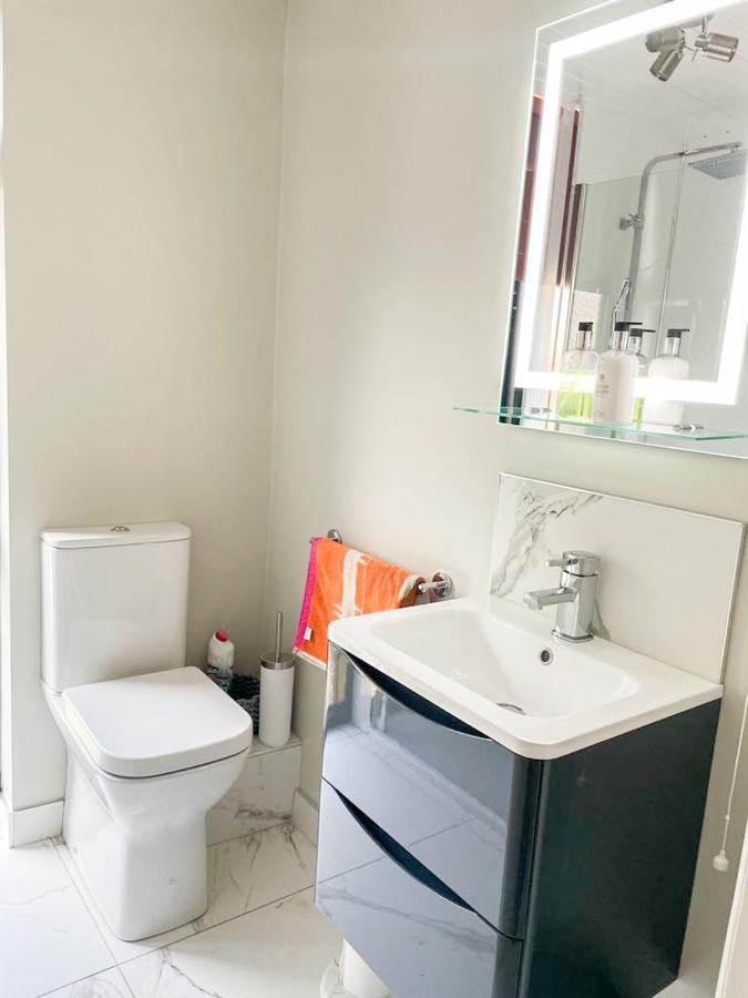 Modern Luxurious Apartment W/ Patio Balcony & View Jordanstown Exteriör bild